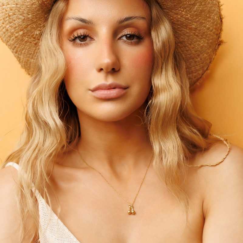 ZOZO SUMMER - Choker z przywieszką w kształcie mniejszych WISIENEK (1 cm)
