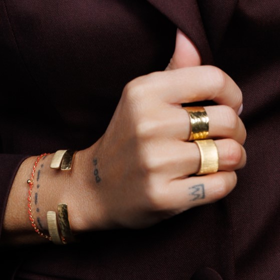 Obrączka szeroka pozłacana DINA (1 cm)